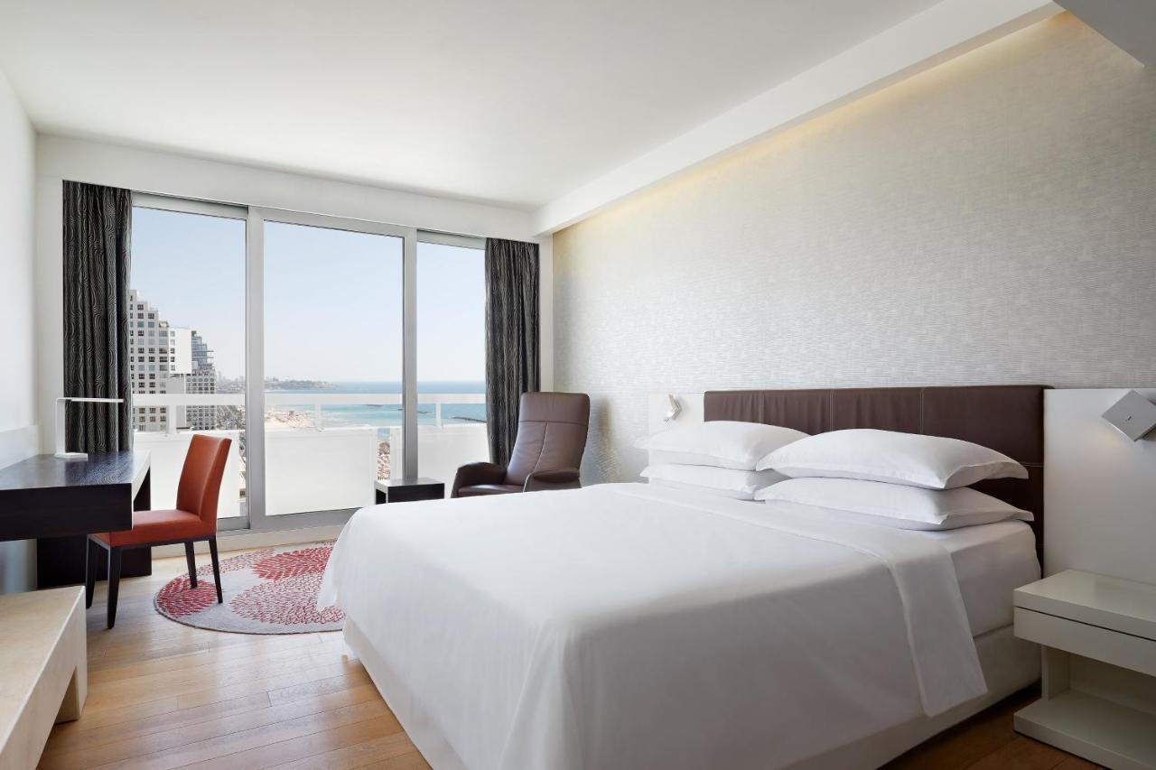Habitación Premium con balcón frente al mar - 1 cama grande - Planta media